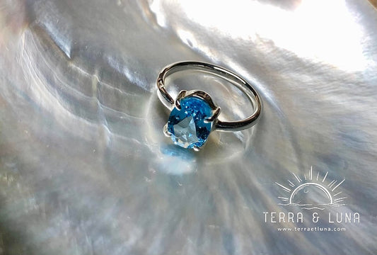 Bague demi jonc en argent massif avec Topaze bleue Suisse coupe ovale montée en serti griffe pour femme