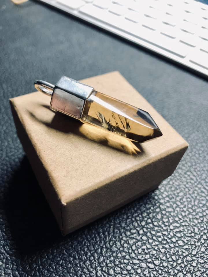 Collier avec pendentif pointe de Citrine naturelle sertie argent et chaîne serpentine