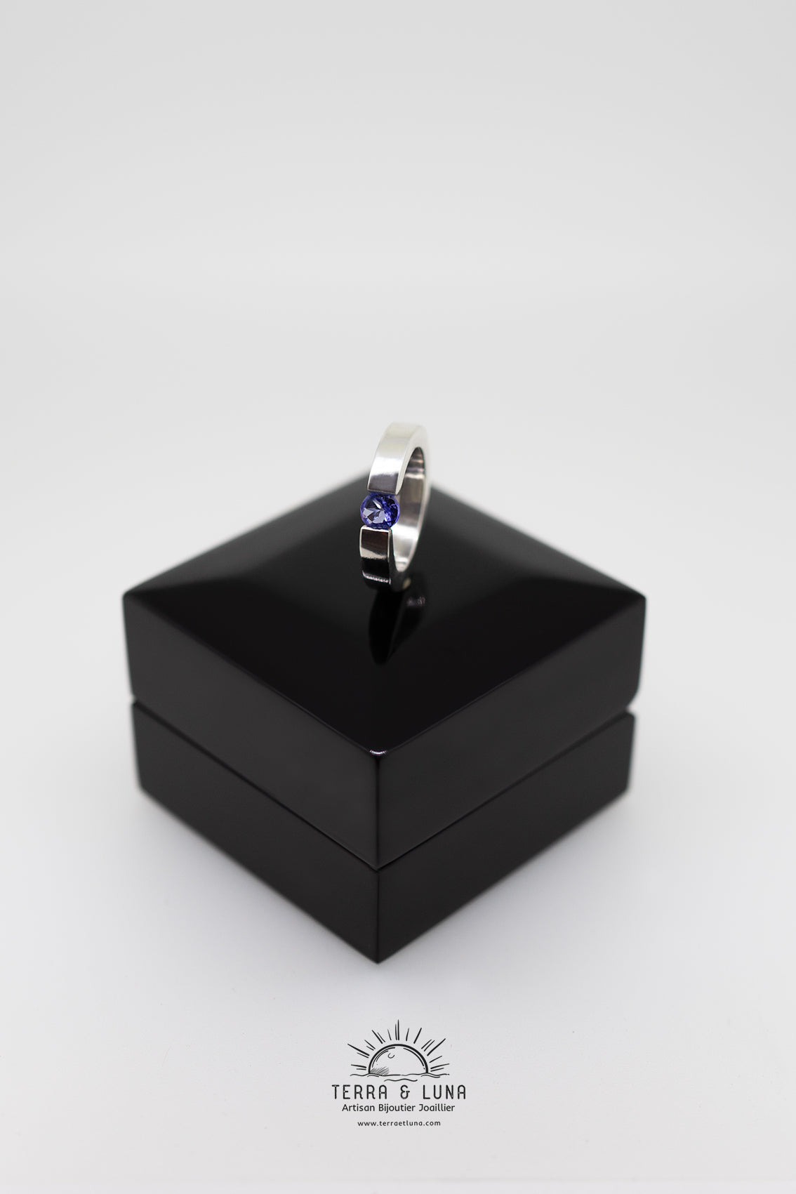 Bague argent et Tanzanite naturelle intense purple blue AAA  5,46 MM 0,70 CTS VVS serti tension