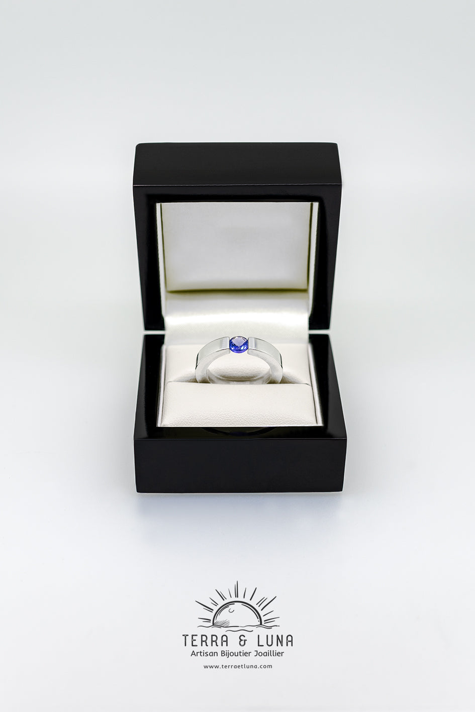 Bague argent et Tanzanite naturelle intense purple blue AAA  5,46 MM 0,70 CTS VVS serti tension