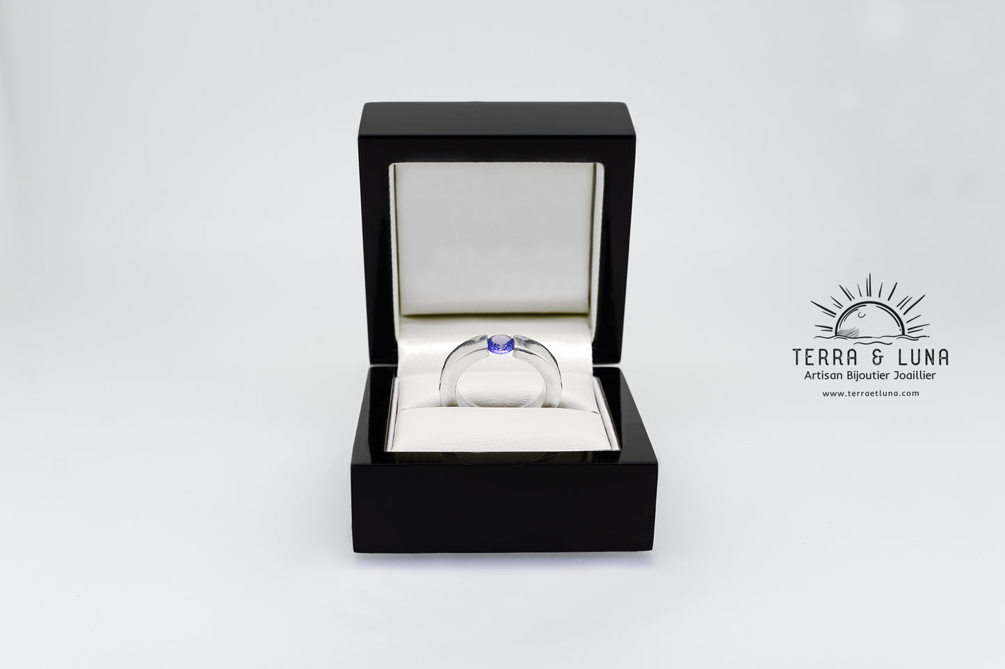 Bague argent et Tanzanite naturelle intense purple blue AAA  5,46 MM 0,70 CTS VVS serti tension