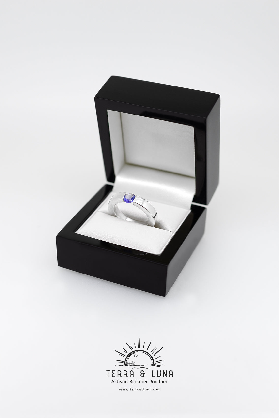 Bague argent et Tanzanite naturelle intense purple blue AAA  5,46 MM 0,70 CTS VVS serti tension