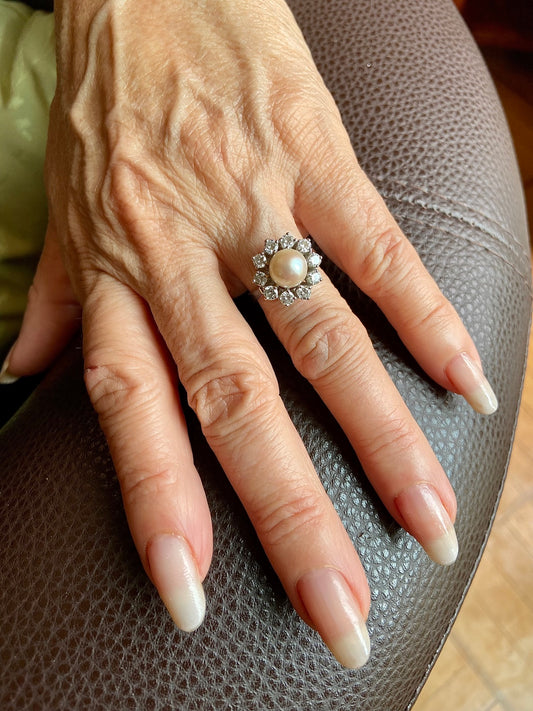 Bague Marguerite ancienne en or blanc 18 carats perle fine et diamants