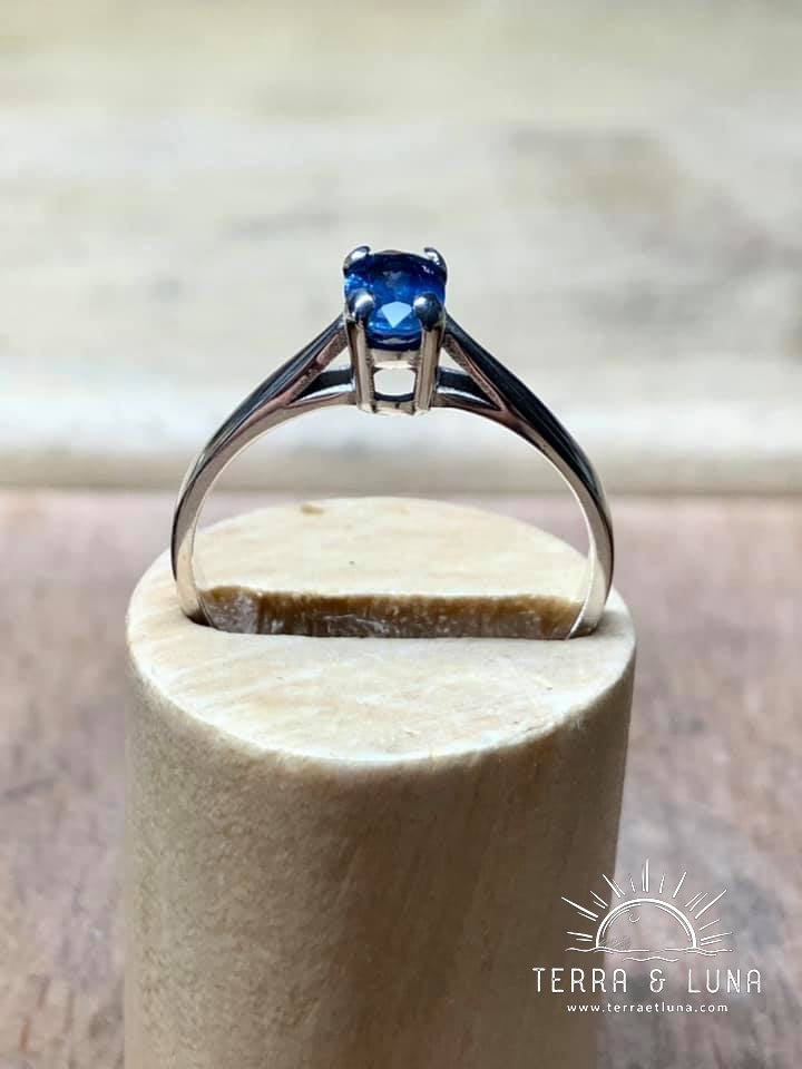 Bague solitaire en argent massif avec Saphir bleu naturel coupe ovale serti griffes pour femme
