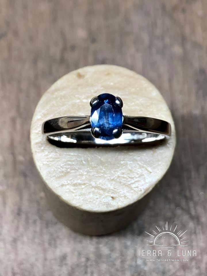Bague solitaire en argent massif avec Saphir bleu naturel coupe ovale serti griffes pour femme