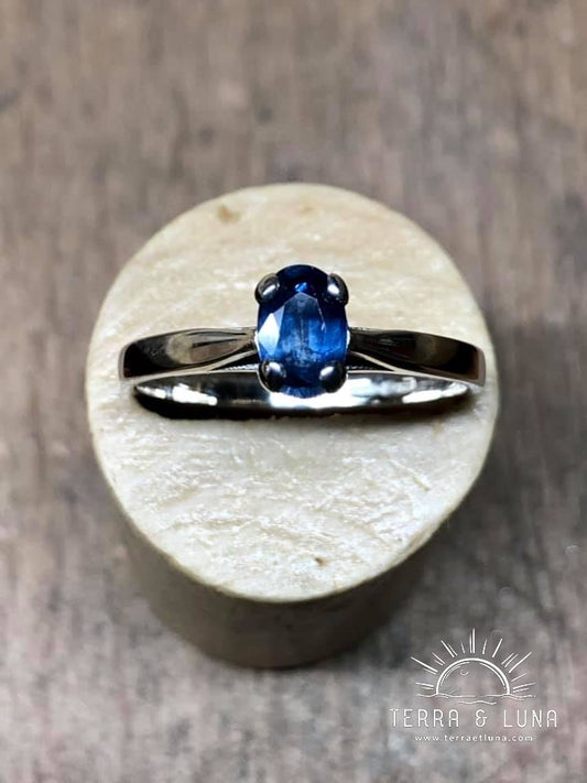 Bague solitaire en argent massif avec Saphir bleu naturel coupe ovale serti griffes pour femme
