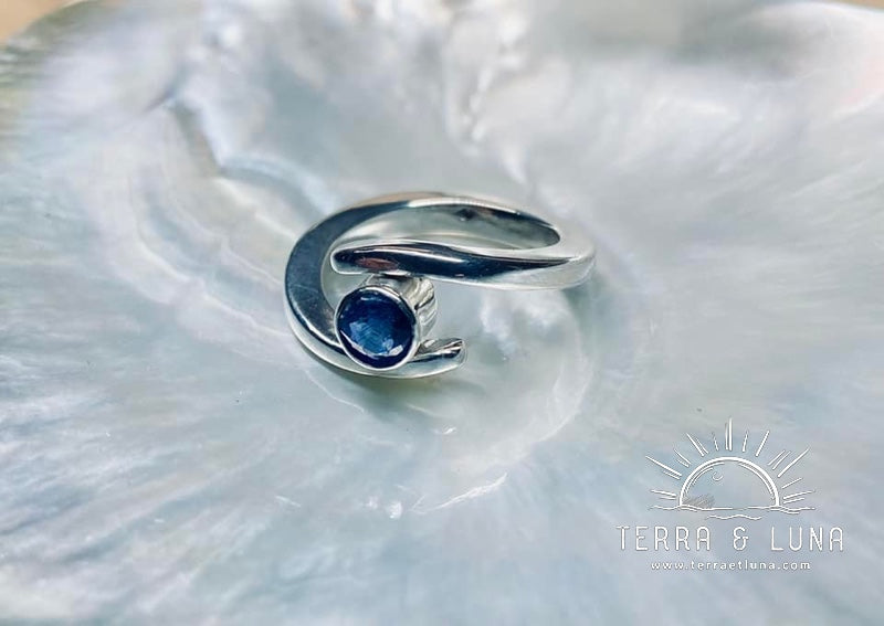 Bague asymétrique argent massif avec Disthène naturelle coupe elliptique, montée en serti clos pour femme