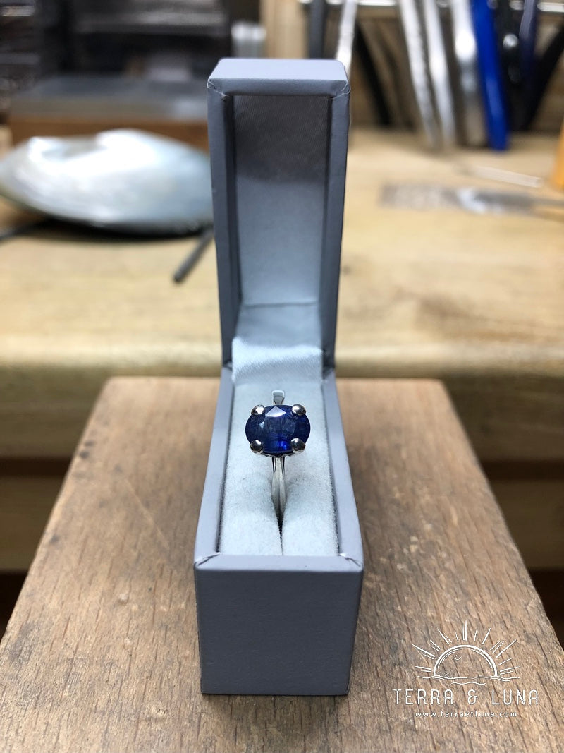 Bague solitaire en argent massif avec Saphir bleu naturel coupe ovale serti pour femme