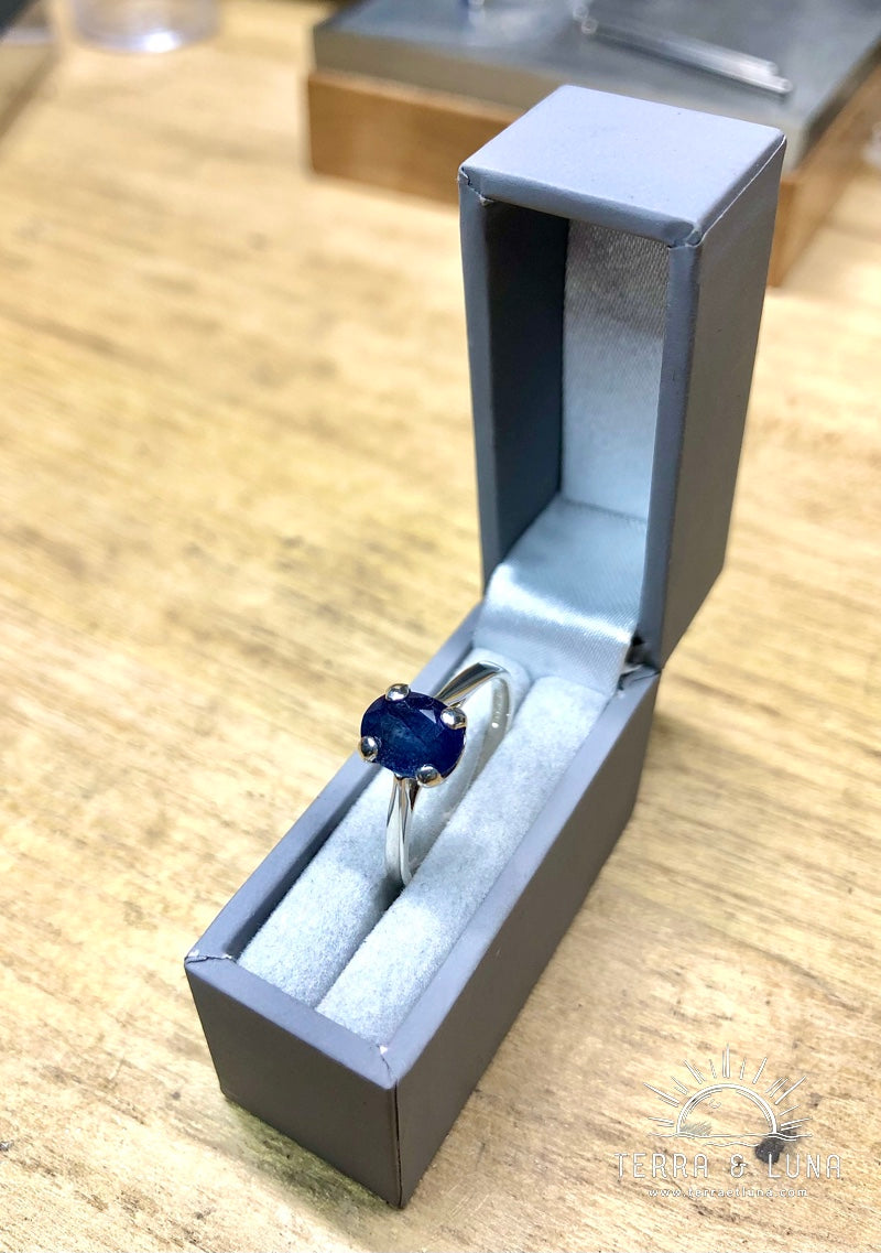 Bague solitaire en argent massif avec Saphir bleu naturel coupe ovale serti pour femme