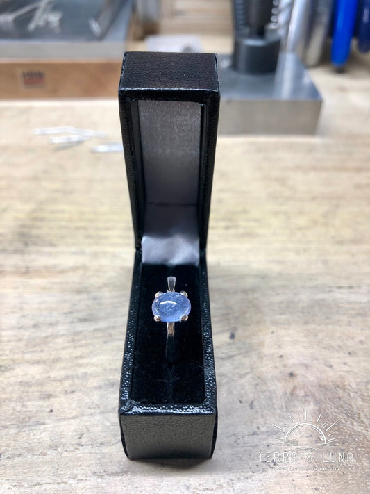 Bague en argent massif avec cabochon de Tanzanite naturelle coupe ovale serti griffe pour femme