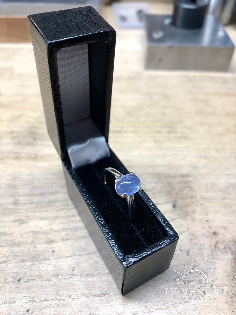 Bague en argent massif avec cabochon de Tanzanite naturelle coupe ovale serti griffe pour femme