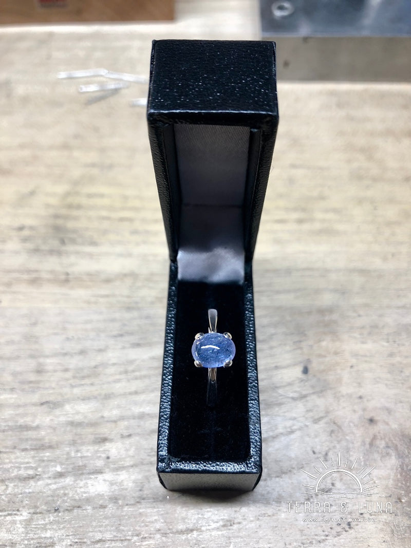 Bague en argent massif avec cabochon de Tanzanite naturelle coupe ovale serti griffe pour femme