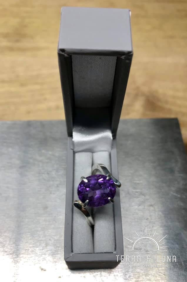 Bague asymétrique en argent massif avec Améthyste naturelle du Brésil ovale facettée serti griffe pour femme