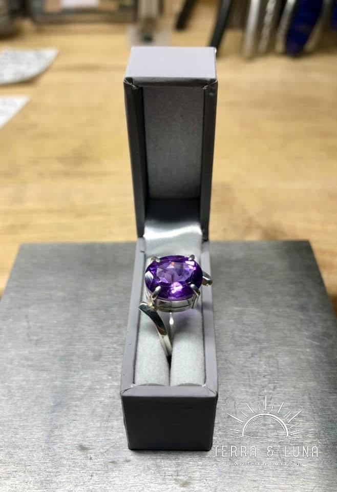 Bague asymétrique en argent massif avec Améthyste naturelle du Brésil ovale facettée serti griffe pour femme