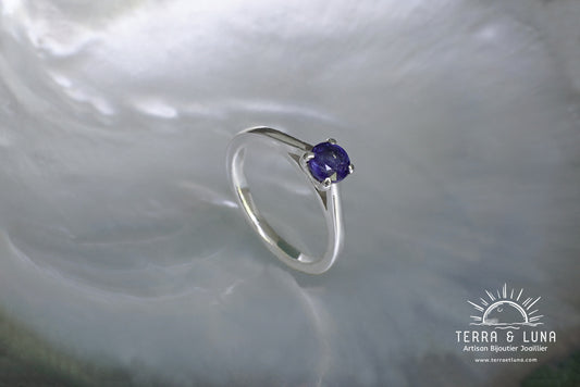 Bague solitaire demi jonc en argent massif avec Saphir bleu naturel coupe ronde serti griffes pour femme