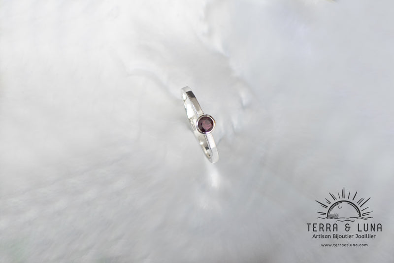 Bague en argent massif avec Rubis naturel de Madagascar coupe ronde serti clos pour femme