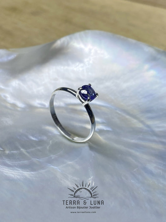 Bague solitaire demi jonc en argent massif avec Saphir bleu naturel coupe ronde serti pour femme