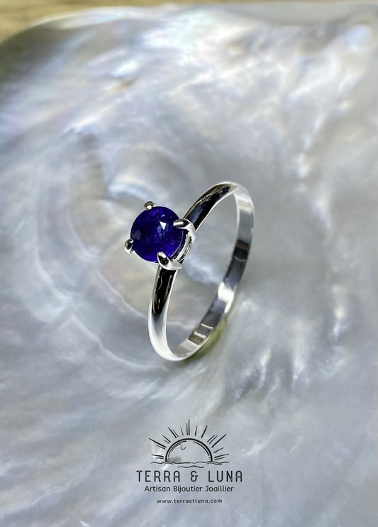 Bague solitaire demi jonc en argent massif avec Saphir bleu naturel coupe ronde serti pour femme