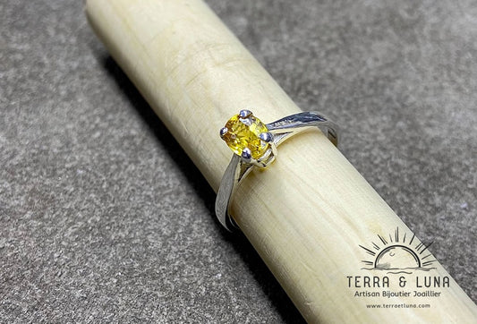 Bague solitaire en argent massif avec Saphir jaune naturel coupe ovale serti pour femme