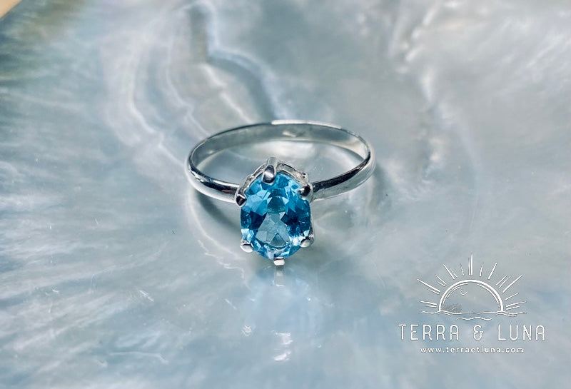 Bague en argent massif avec Topaze bleue Suisse coupe ovale serti griffe pour femme