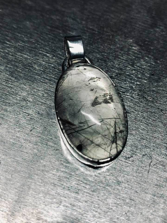 Pendentif en argent massif avec chaîne serpentine en Quartz rutile naturel coupe ovale serti clos