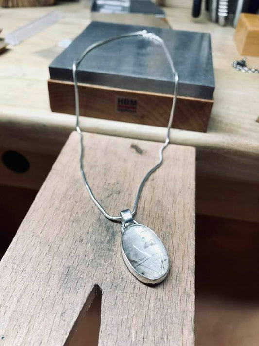 Pendentif en argent massif avec chaîne serpentine en Quartz rutile naturel coupe ovale serti clos