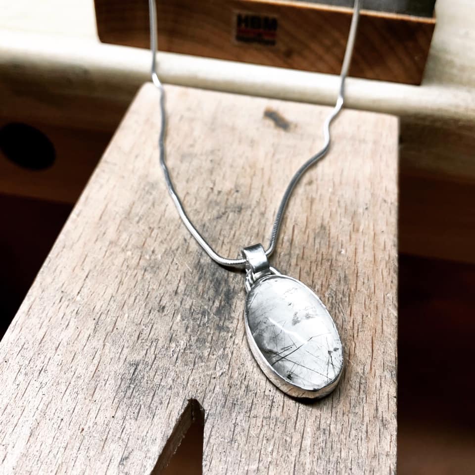 Pendentif en argent massif avec chaîne serpentine en Quartz rutile naturel coupe ovale serti clos