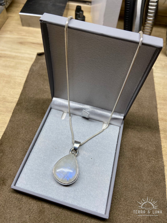 Collier avec pendentif en Péristérite naturelle coupe poire serti clos argent avec chaîne serpentine