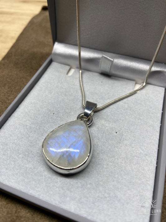 Collier avec pendentif en Péristérite naturelle coupe poire serti clos argent avec chaîne serpentine